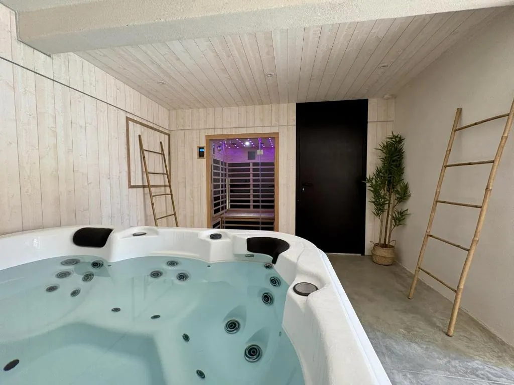 Espace bien-être avec spa jacuzzi et sauna