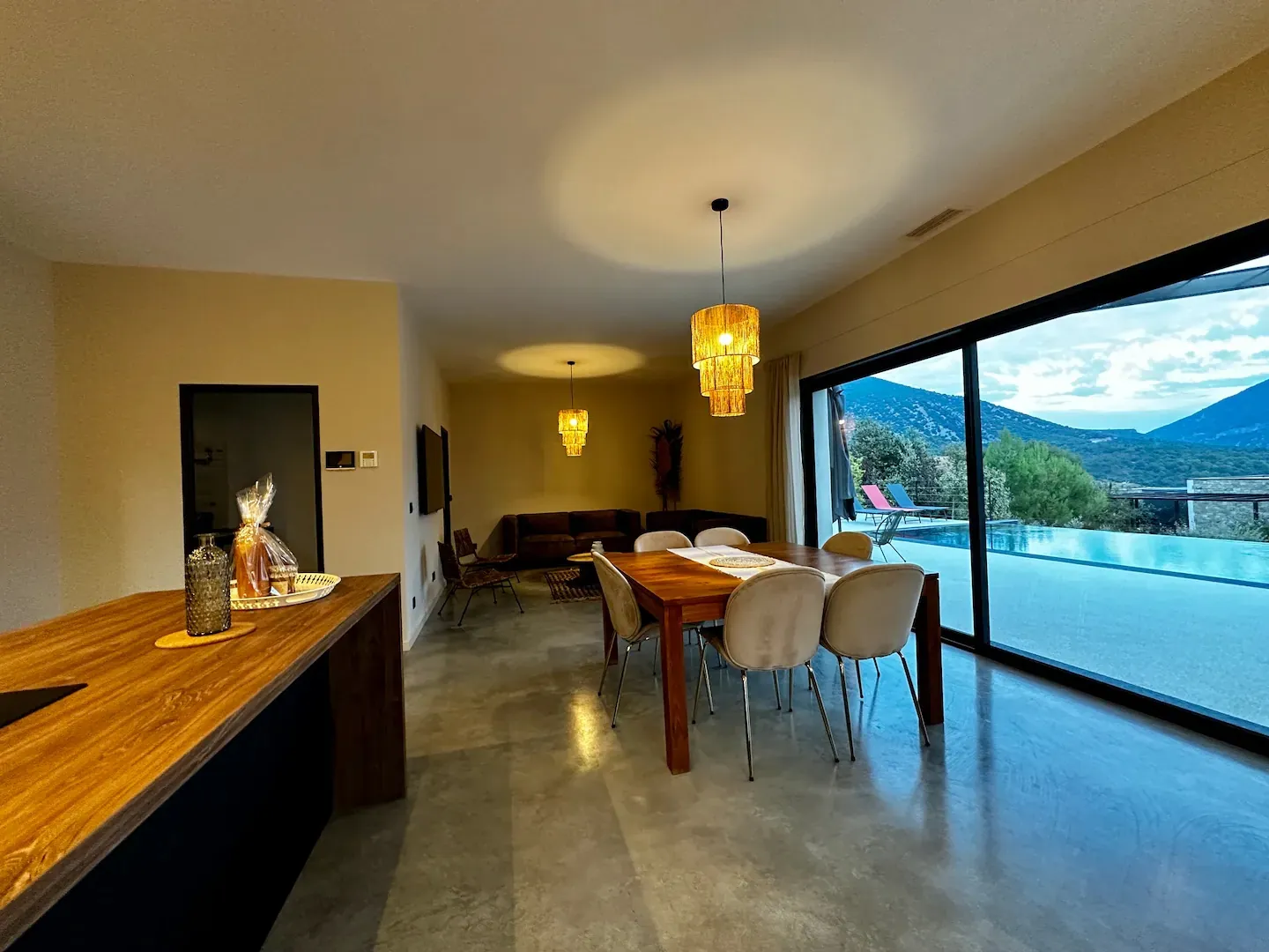 Salle à manger face à la baie vitrée