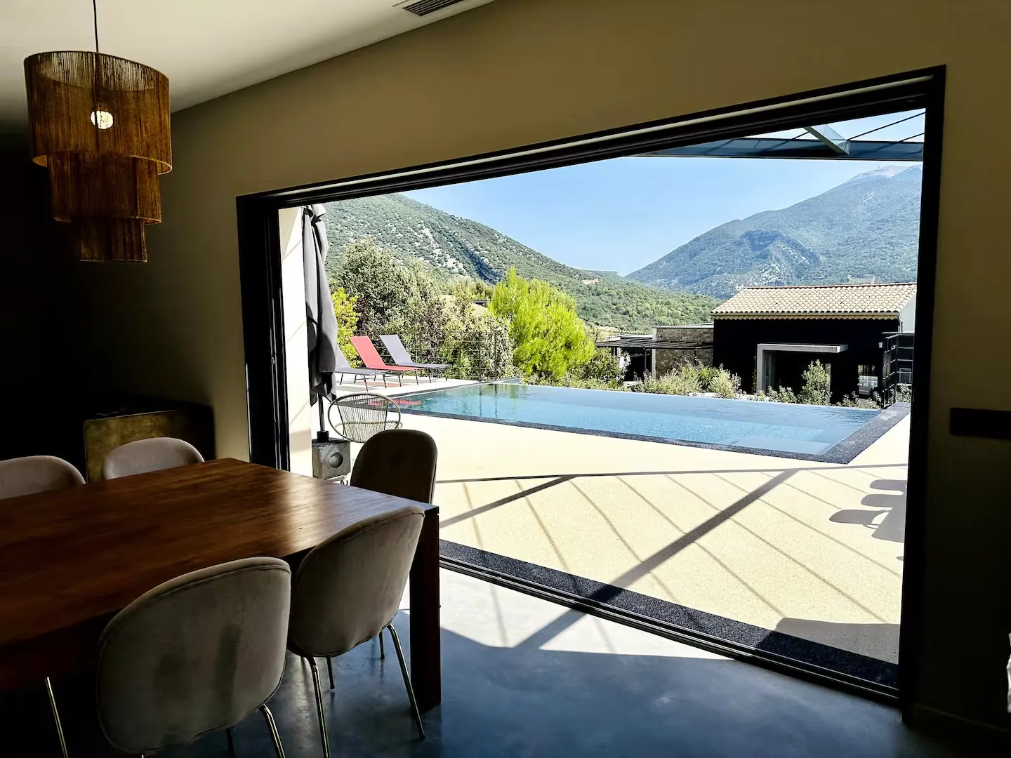 Table à manger ouverte sur la piscine et le Ventoux