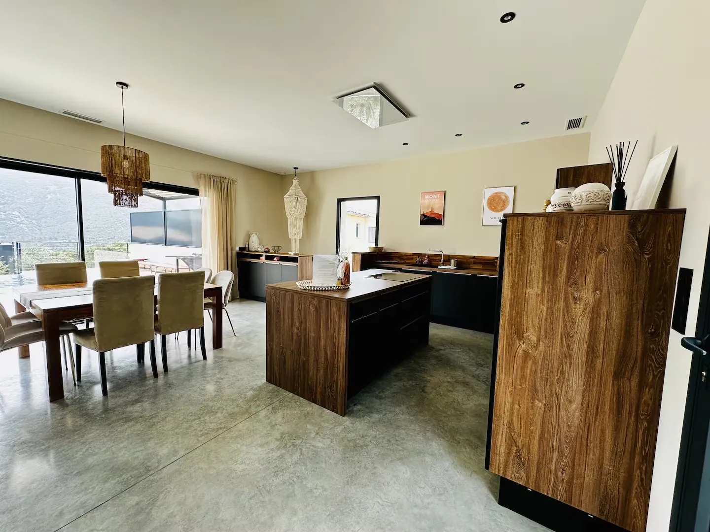 Cuisine et salle à manger avec vue