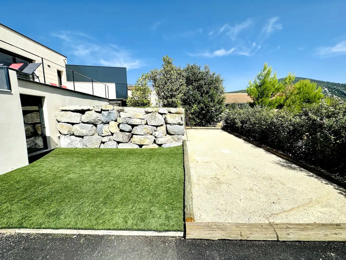 Terrain de pétanque et jardin