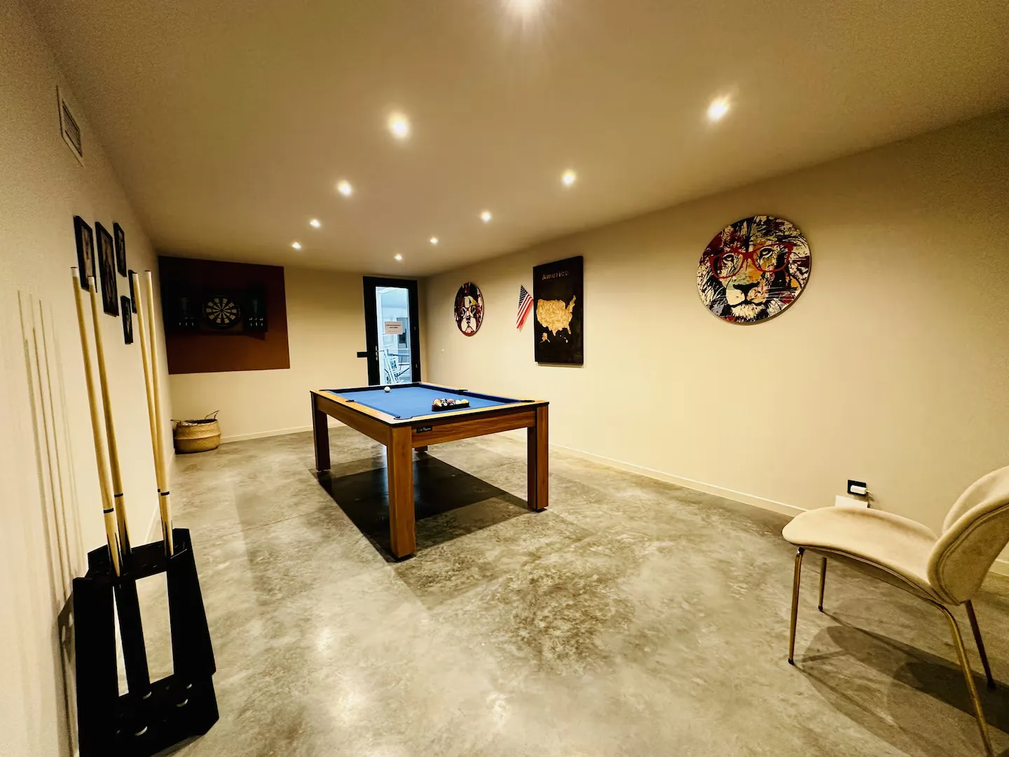Salle de jeux avec billard et fléchettes