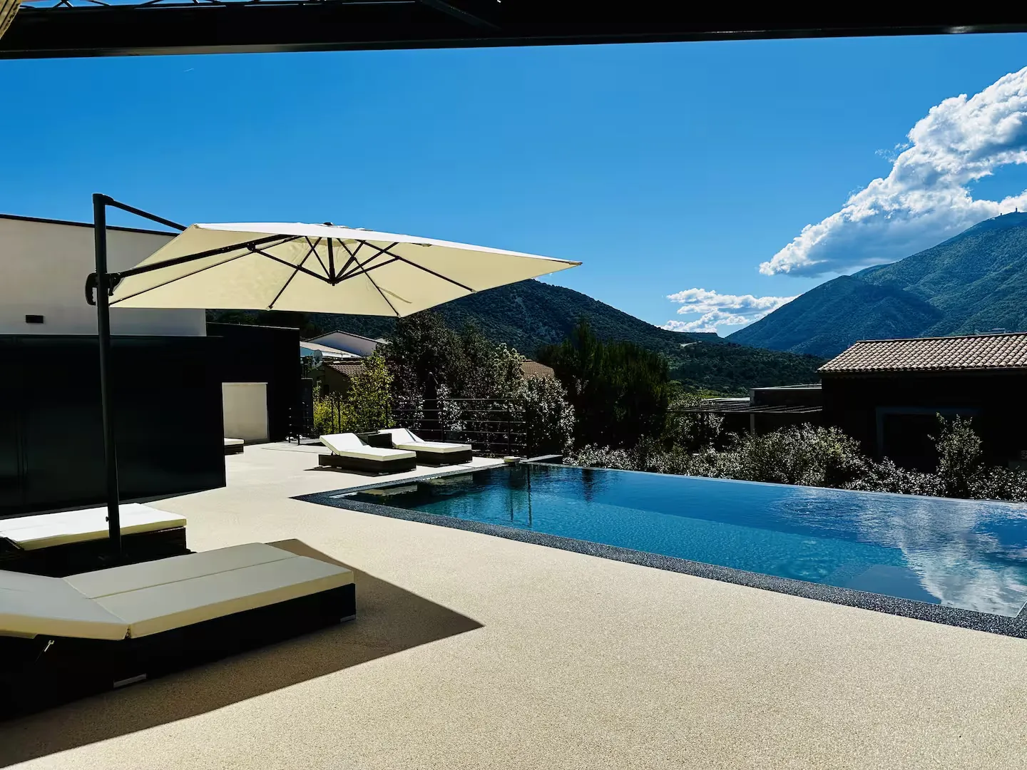 Piscine à débordement face au Mont Ventoux
