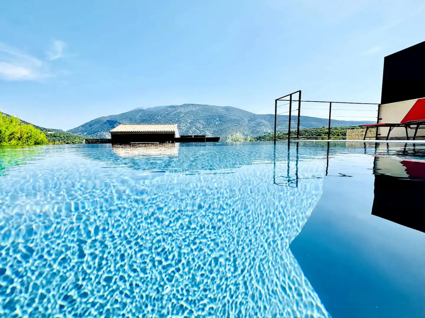 Bord de la piscine à débordement tourné vers la vallée