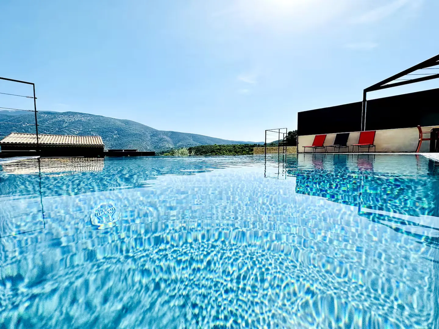 La piscine au ras de l'eau, montagnes en fond