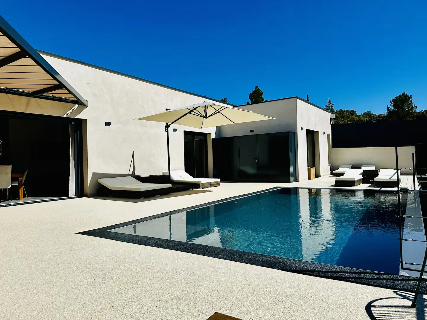La villa et sa piscine sous le ciel bleu