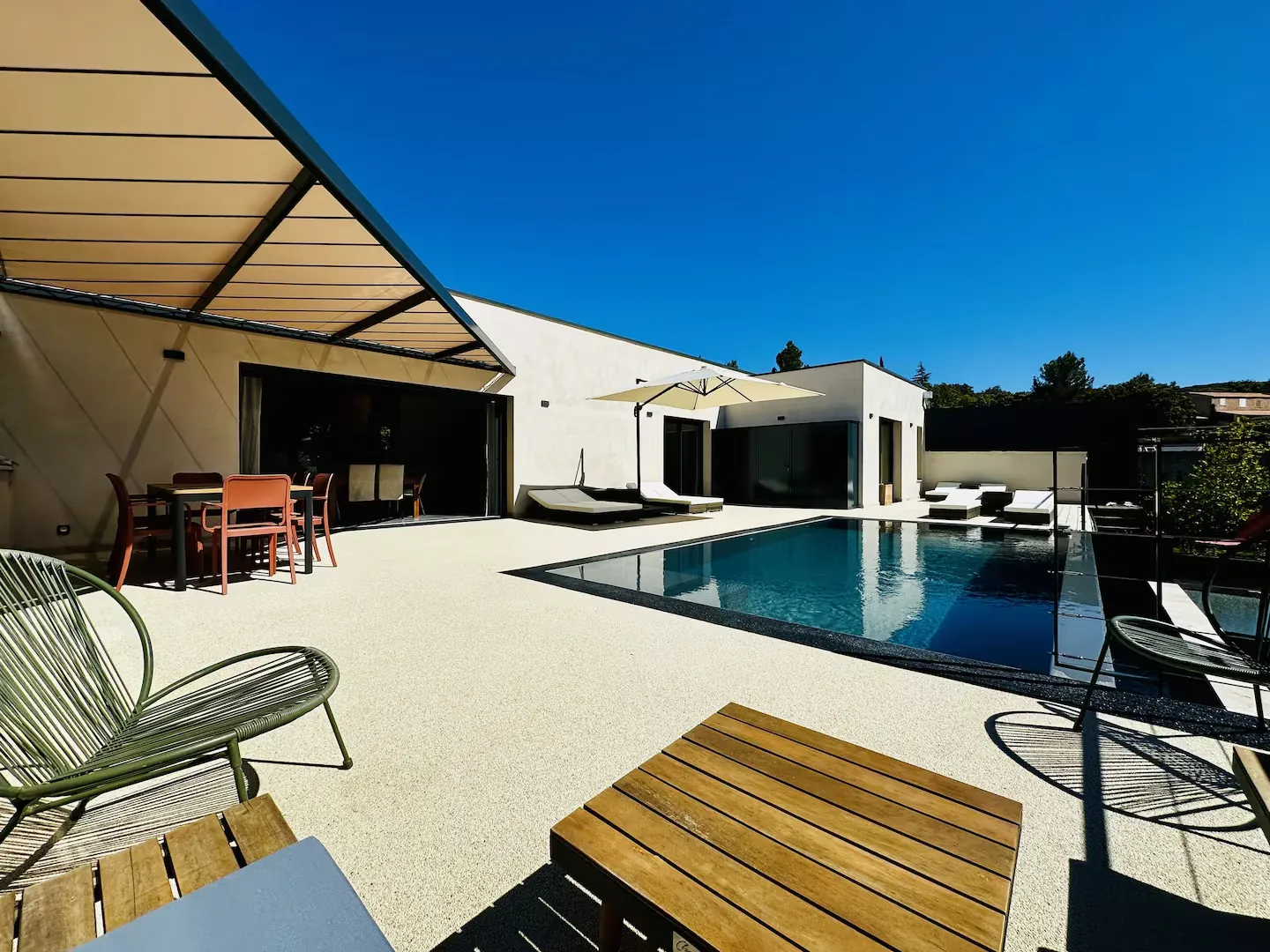 Terrasse sous pergola et piscine