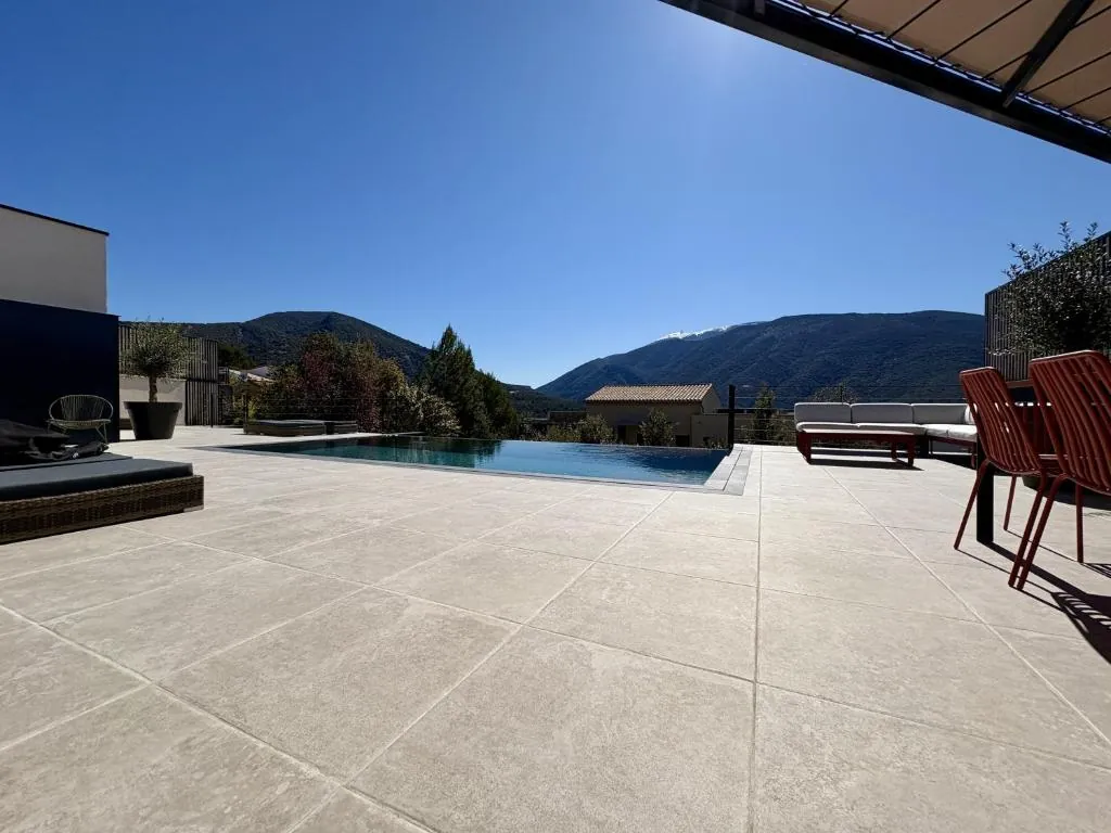 Grande terrasse ouverte sur la vallée
