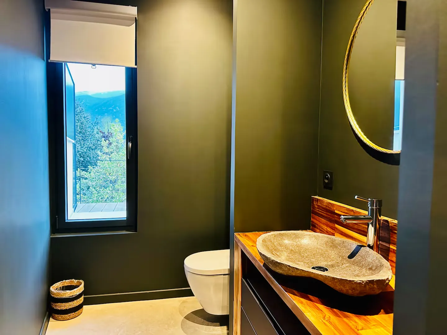 Salle d'eau avec vasque en pierre