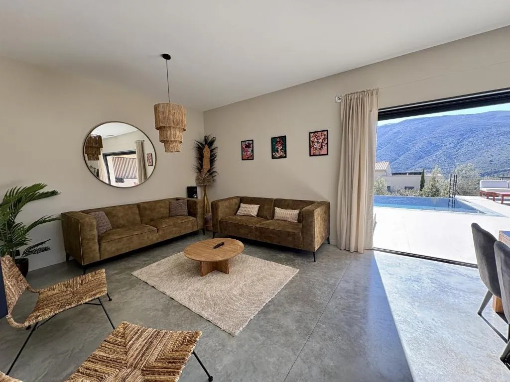 Salon avec vue sur les montagnes