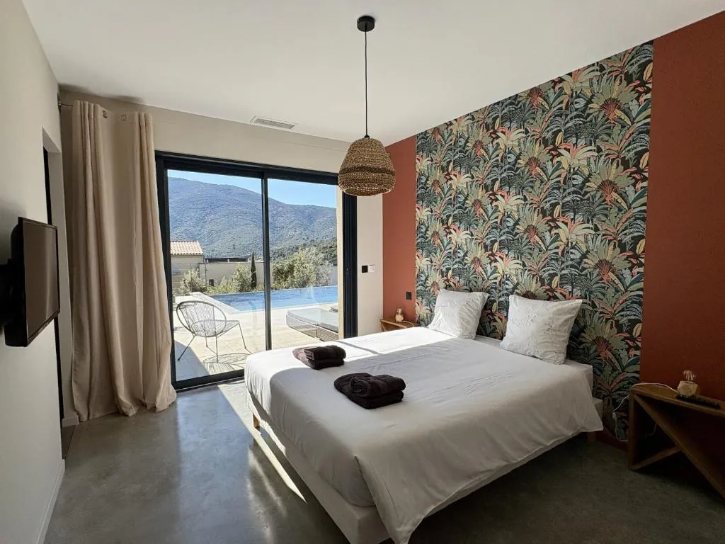 Suite avec papier peint tropical et vue piscine