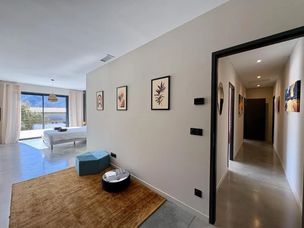 Suite avec coin salon et couloir